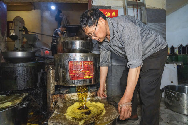 寨阳老油坊  油菜收割榨油旺季  榨油量达到800公斤   油坊有效益村民得便利