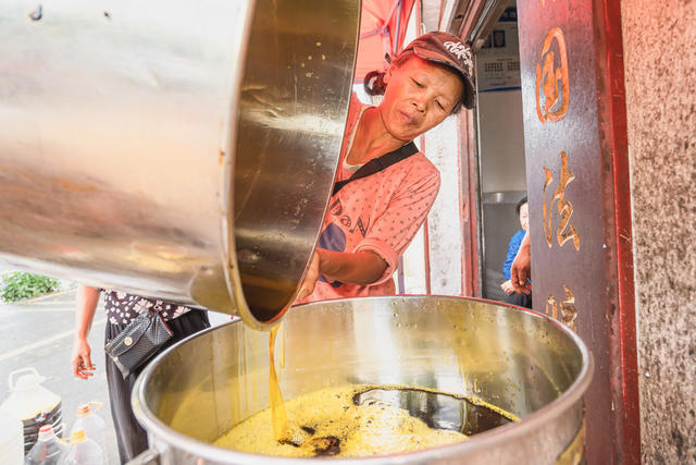 寨阳老油坊  油菜收割榨油旺季  榨油量达到800公斤   油坊有效益村民得便利