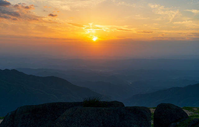 日落,晚霞,风光,风景,自然,山川,山脉,山峰,天空,太阳,户外,夏天,生态,环境,环保,青山,绿色,高山,人间天堂,自然美,地形,旅游目的地,岩石,云,山河