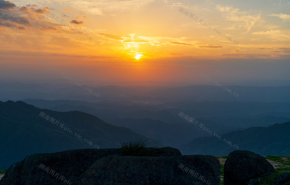 日落,晚霞,风光,风景,自然,山川,山脉,山峰,天空,太阳,户外,夏天,生态,环境,环保,青山,绿色,高山,人间天堂,自然美,地形,旅游目的地,岩石,云,山河