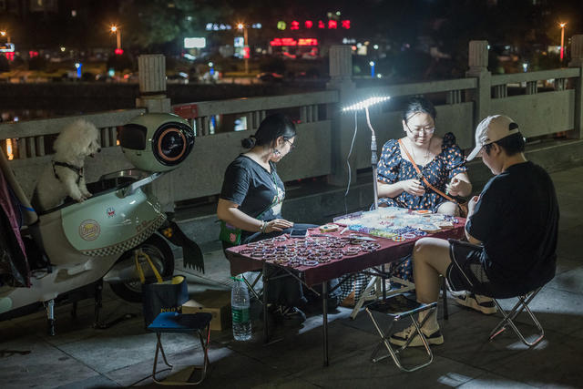 夜晚  生意  摆摊  小狗  三个人  女人