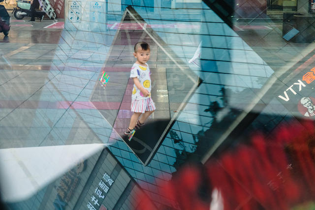 街道  步行街  玻璃  反射  城市  街景