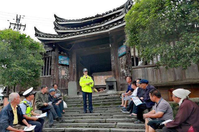 农村 交通 宣传 交警 志愿者 好评