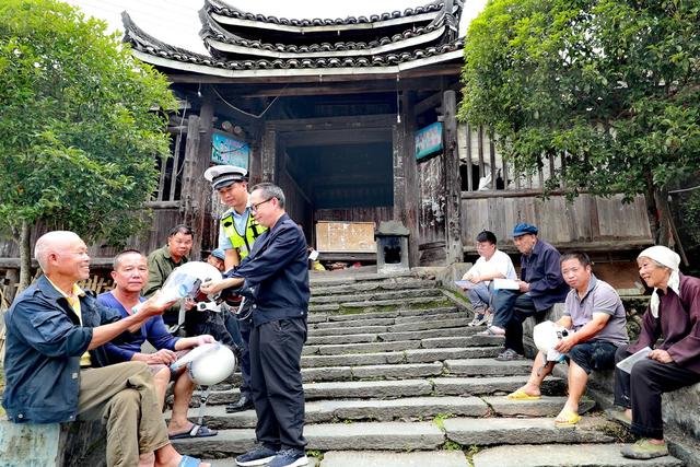 农村 交通 宣传 交警 志愿者 好评