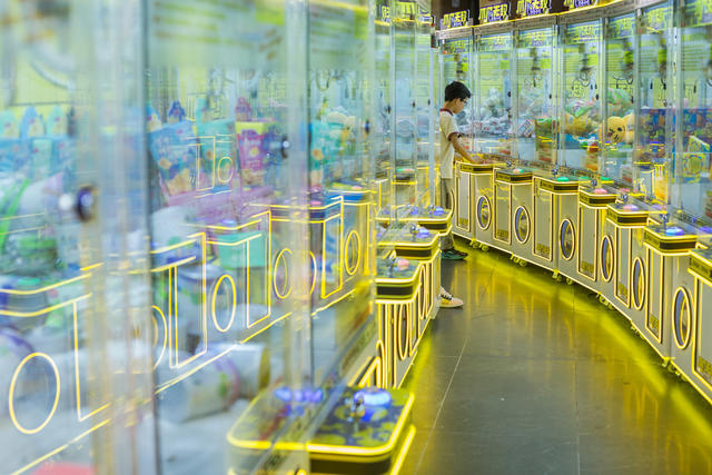 孩子  夜晚  游戏  休闲  色彩  商场