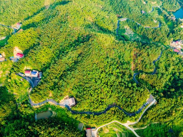 三路建设  旅游路  产业路  资源路  旅游  乡村振兴  基础设施