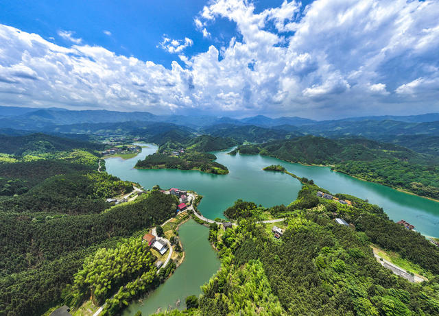 湿地公园 蓝天 白云 青山 绿水 民居 河长制