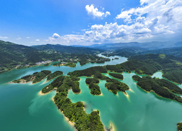 湿地公园 蓝天 白云 青山 绿水 民居 河长制