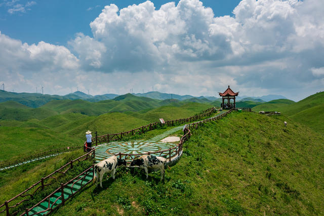 风光,风景,自然,山川,草原,草地,地形,山脉,天空,蓝天,白云,南山牧场,背景,壁纸,青山,环境,环保,绿色,生态,生态环境,高山草甸,牧场,户外,高山,自然美,人间天堂,云,小山,山谷,山