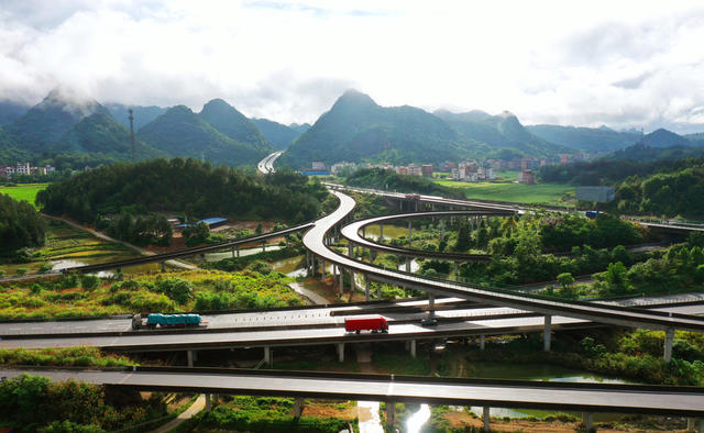 蓝山：高速公路壮美画卷