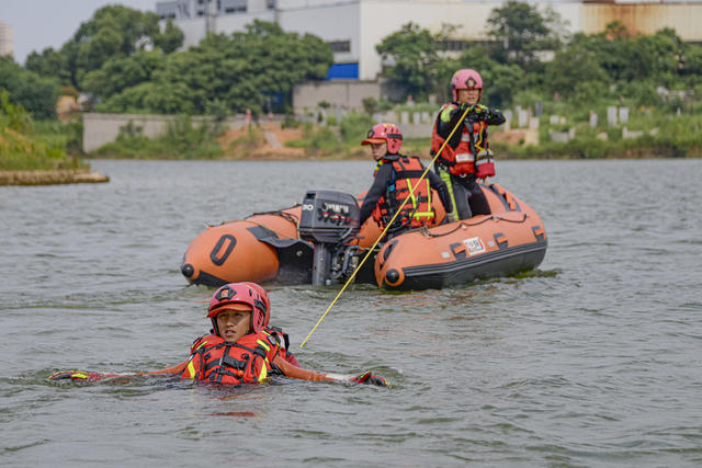 消防   救援   防汛  汛期  演练  培训   活动  训练  水域  救灾  船  冲锋舟   橡皮艇
