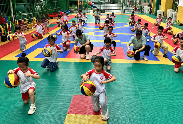  幼儿园玩转篮球、 童心绘画迎“六一”活动多姿多彩   