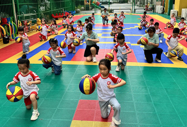  幼儿园玩转篮球、 童心绘画迎“六一”活动多姿多彩   