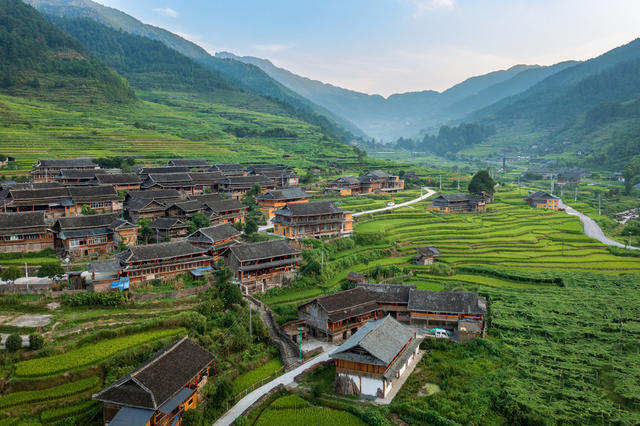 长安营镇,大寨村,侗寨,鼓楼,木屋,山川,山村,农村,乡村,侗族建筑,背景,生态环境,环保,青山,天空,夏天,绿色,绿化,吊脚楼,旅行,旅游,邵阳大寨,梯田,农田,农业,三农,高山,风景,地形,旅游目的地,建筑,环境,山谷,户外,苗寨