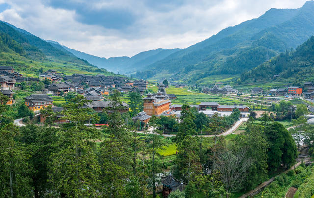 长安营镇,大寨村,侗寨,鼓楼,木屋,山川,山村,农村,乡村,侗族建筑,背景,生态环境,环保,青山,天空,夏天,绿色,绿化,吊脚楼,旅行,旅游,邵阳大寨,梯田,农田,农业,三农,高山,风景,地形,旅游目的地,建筑,环境,山谷,户外,苗寨