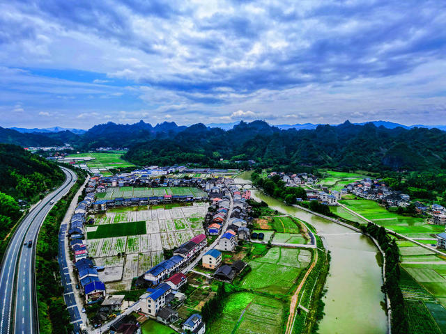 通道 青山 河流 民居 美丽 乡村 画卷
