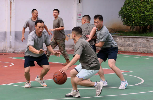 5月27日，衡阳市南岳区民兵应急分队组织开展了一场别开生面的篮球比赛，在锻炼民兵身体、丰富精神文化生活的同时，促进民兵相互熟悉了解，增进友谊，提升民兵队伍的凝聚力和军事训练水平。彭贵摄影报道
