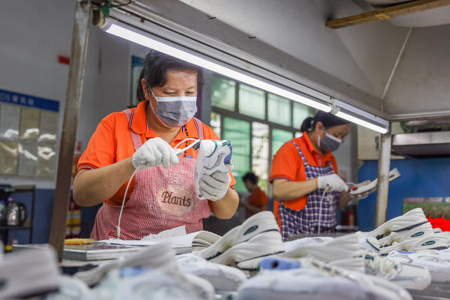 外贸 出口 运动鞋 企业 生产 工人 车间