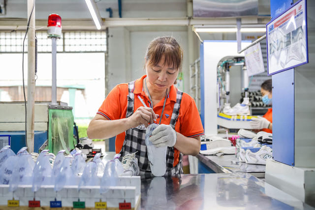 外贸 出口 运动鞋 企业 生产 工人 车间