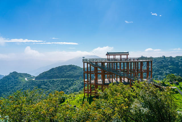 南山牧场,日出观景台,大丫口观景台,观景台,夏天,森林,青山,绿色,建筑,山川,山脉,天空,蓝天,旅行,旅游,背景,壁纸,公路,山路,树木,旅游目的地,风景,高山,户外,自然,地形,风光,生态,环境,画卷,江山