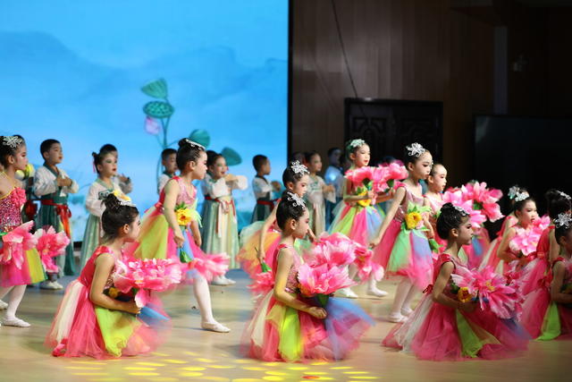 载歌载舞 迎 六一 文艺汇演