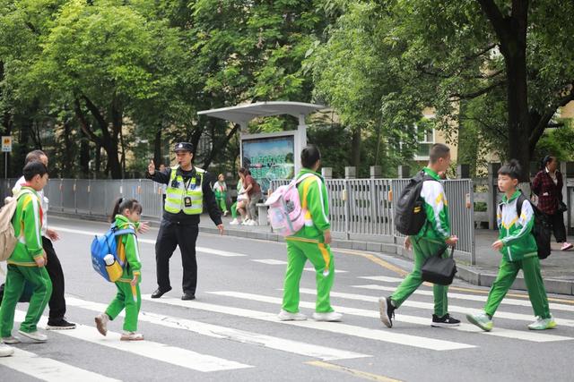 吉首 交警 护学 常态化 学生 机制 呵护 交通 安全 警力砂子坳 上下学  执勤