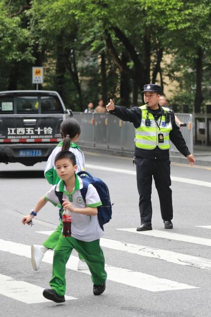 吉首 交警 护学 常态化 学生 机制 呵护 交通 安全 警力砂子坳 上下学  执勤
