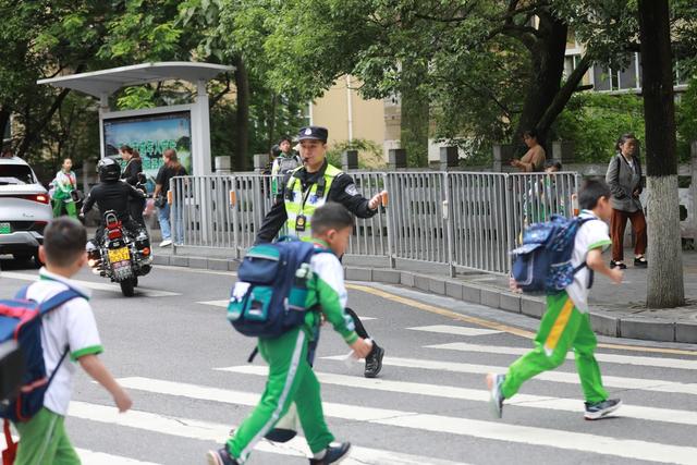 吉首 交警 护学 常态化 学生 机制 呵护 交通 安全 警力砂子坳 上下学  执勤