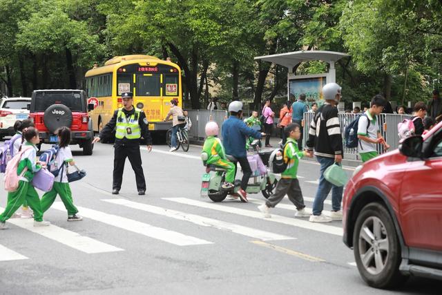 吉首 交警 护学 常态化 学生 机制 呵护 交通 安全 警力砂子坳 上下学  执勤