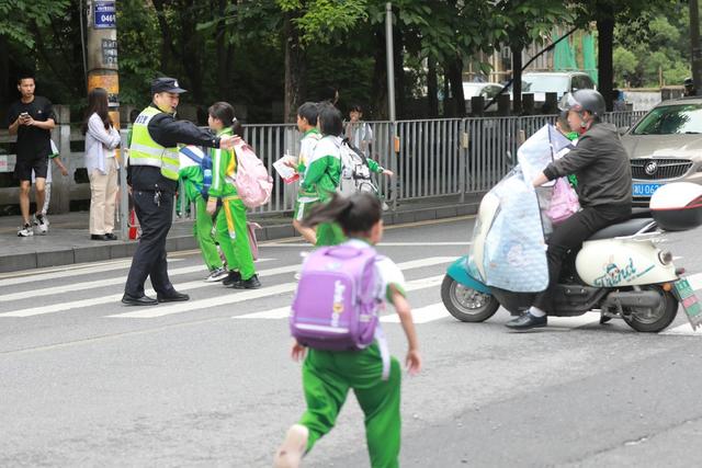 吉首 交警 护学 常态化 学生 机制 呵护 交通 安全 警力砂子坳 上下学  执勤