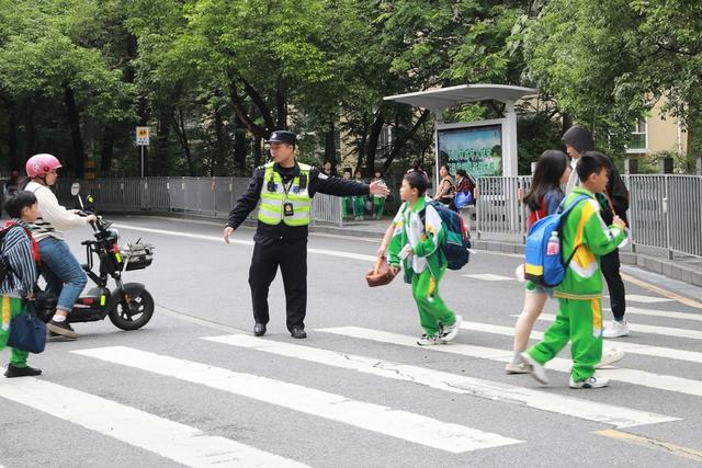 吉首 交警 护学 常态化 学生 机制 呵护 交通 安全 警力砂子坳 上下学  执勤