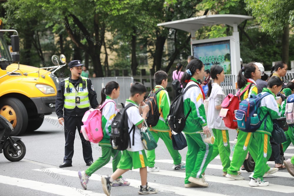 吉首 交警 护学 常态化 学生 机制 呵护 交通 安全 警力砂子坳 上下学  执勤