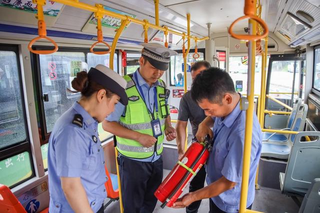 高考 交通 交警 车检 送考车辆 公交车