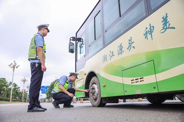 高考 交通 交警 车检 送考车辆 公交车