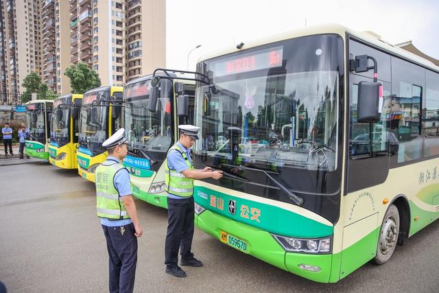 高考 交通 交警 车检 送考车辆 公交车