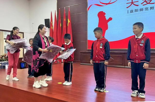 老口教师口情系囗留守囗儿童