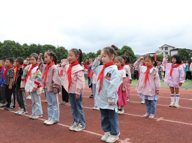    今天我们入队了