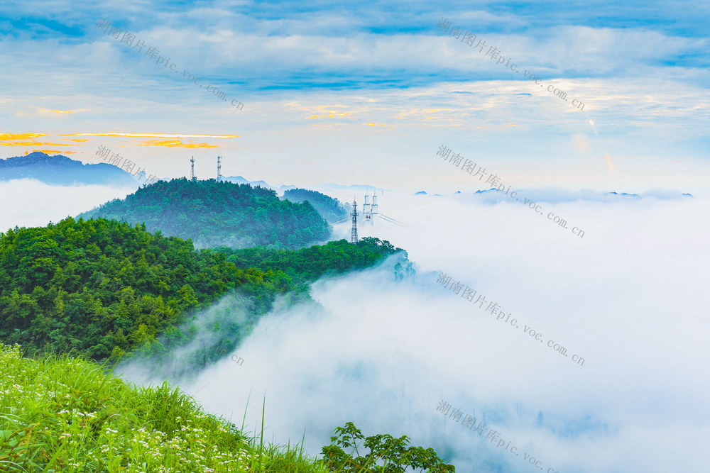 5月31日  吉首市矮寨苗岭现云海景观 矮寨大桥沁在云层之中   如入仙境