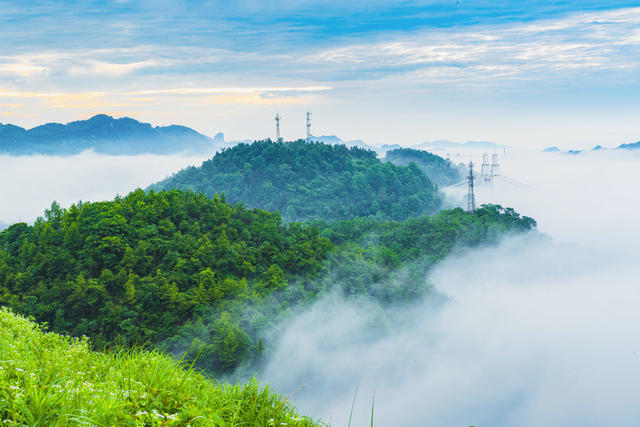 5月31日  吉首市矮寨苗岭现云海景观 矮寨大桥沁在云层之中   如入仙境