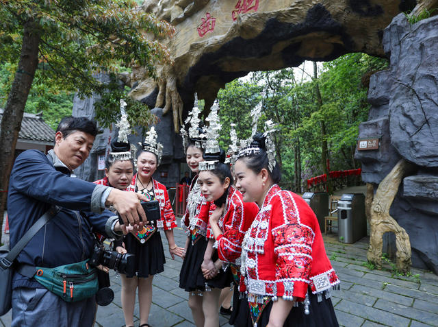 五一 长假 景区   苗家姑娘
