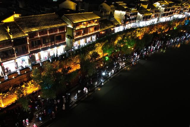 游客 凤凰 旅拍 个性化 多样性 游览 火热 泛舟 沱江 度假