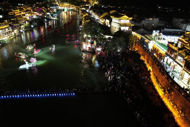 游客 凤凰 旅拍 个性化 多样性 游览 火热 泛舟 沱江 度假