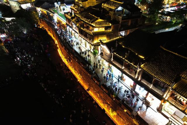 游客 凤凰 旅拍 个性化 多样性 游览 火热 泛舟 沱江 度假