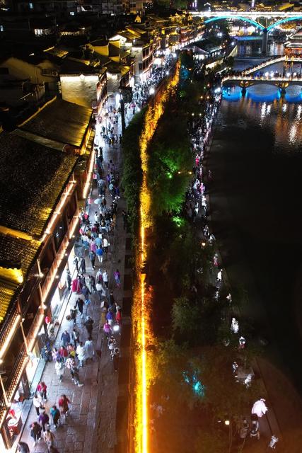 游客 凤凰 旅拍 个性化 多样性 游览 火热 泛舟 沱江 度假