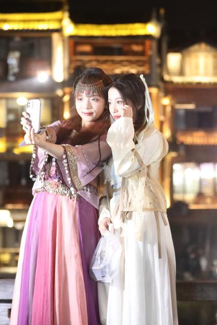 游客 凤凰 旅拍 个性化 多样性 游览 火热 泛舟 沱江 度假