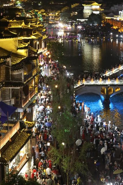 游客 凤凰 旅拍 个性化 多样性 游览 火热 泛舟 沱江 度假
