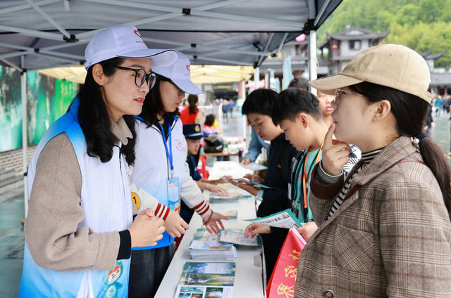 青年,志愿者,服务,游客,张家界,五一