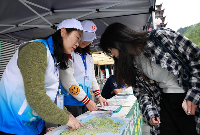 青年,志愿者,服务,游客,张家界,五一