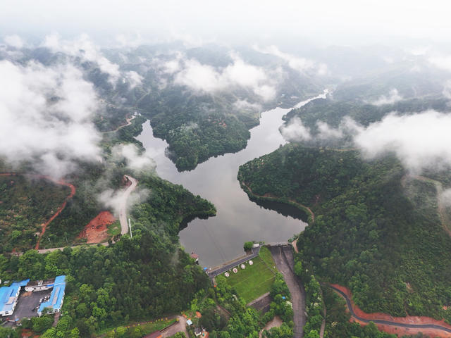 云雾  缭绕  青山  田园  小河  水库  画卷  乡村  