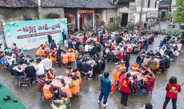 “一碗粥，温䁔一座城”
2024年5月5日，是24节气中的立夏，这天一大早，耒阳市蔡子池街道金南社区昆壁湾的妇女同胞们就忙了起来。
在耒阳，过立夏节有个俵（biao)立夏粥的习俗。立夏这天家家户户都要煮立夏粥，里面放有猪肉、猪肝、粉丝、干笋、腊肉、雪豆、米粉团、鸡蛋、豆芽菜等等上十种肉、菜。每家都要煮上一大锅，煮熟以后，全村家家户户都要去送上一碗。以示邻里和气，相亲相爱。
今天在昆壁湾又要煮立夏粥了。这是继2021年开始由耒阳市委宣传部、耒阳市文旅广体局主办，耒阳市非遗保护中心、蔡子池街道金南社区、湖南知韵餐饮文化有限公司（粥面之韵）承办的第四届“一碗粥  温暖一座城”的俵立夏粥活动。主要是请环卫工人一起品尝立夏粥。
天还未亮，昆壁湾的大妈们就早早的忙碌了起来，生火的生火，洗菜的洗菜，切菜的切菜，她们要赶在早上8点之前把粥煮出来。
8点未到，环卫工人们陆陆续续来到了现场，耒阳市政协副主席、市文旅广体局局长陆小勇和宣传部的肖副部长也到了现场。随着一声令下，志愿者们将煮好的立夏粥抬到了广场，六十多位环卫工人和部分在耒阳旅游的游客一起品尝了这道热气腾腾的、独特的耒阳美食。
                       （图、文供稿：耒阳曾启武）